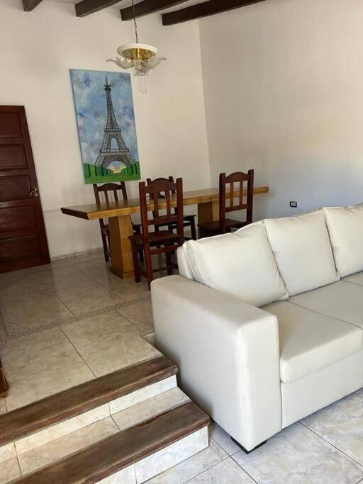 Casa Centro con Pileta y Cochera Solo Familia