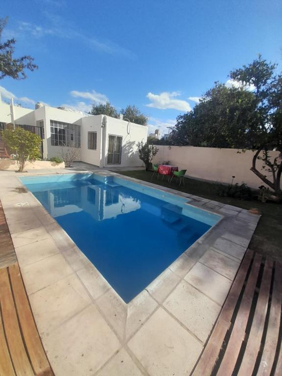 Casa con piscina y parrillero