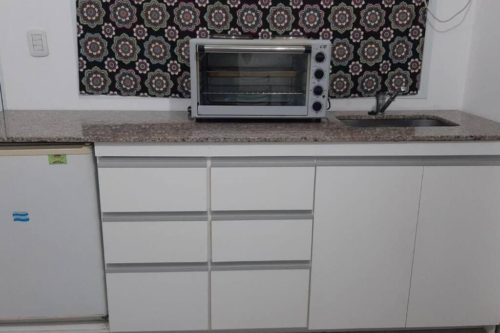 Estudio amoblado con cama individual y baño privado