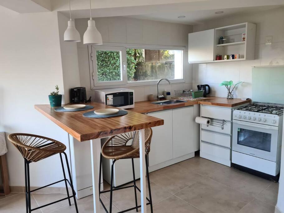 Monoambiente cálido con vista al lago