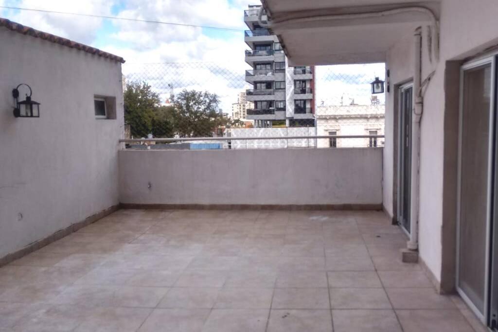¡PLENO CENTRO CON PATIO GRANDE Y COCHERA!